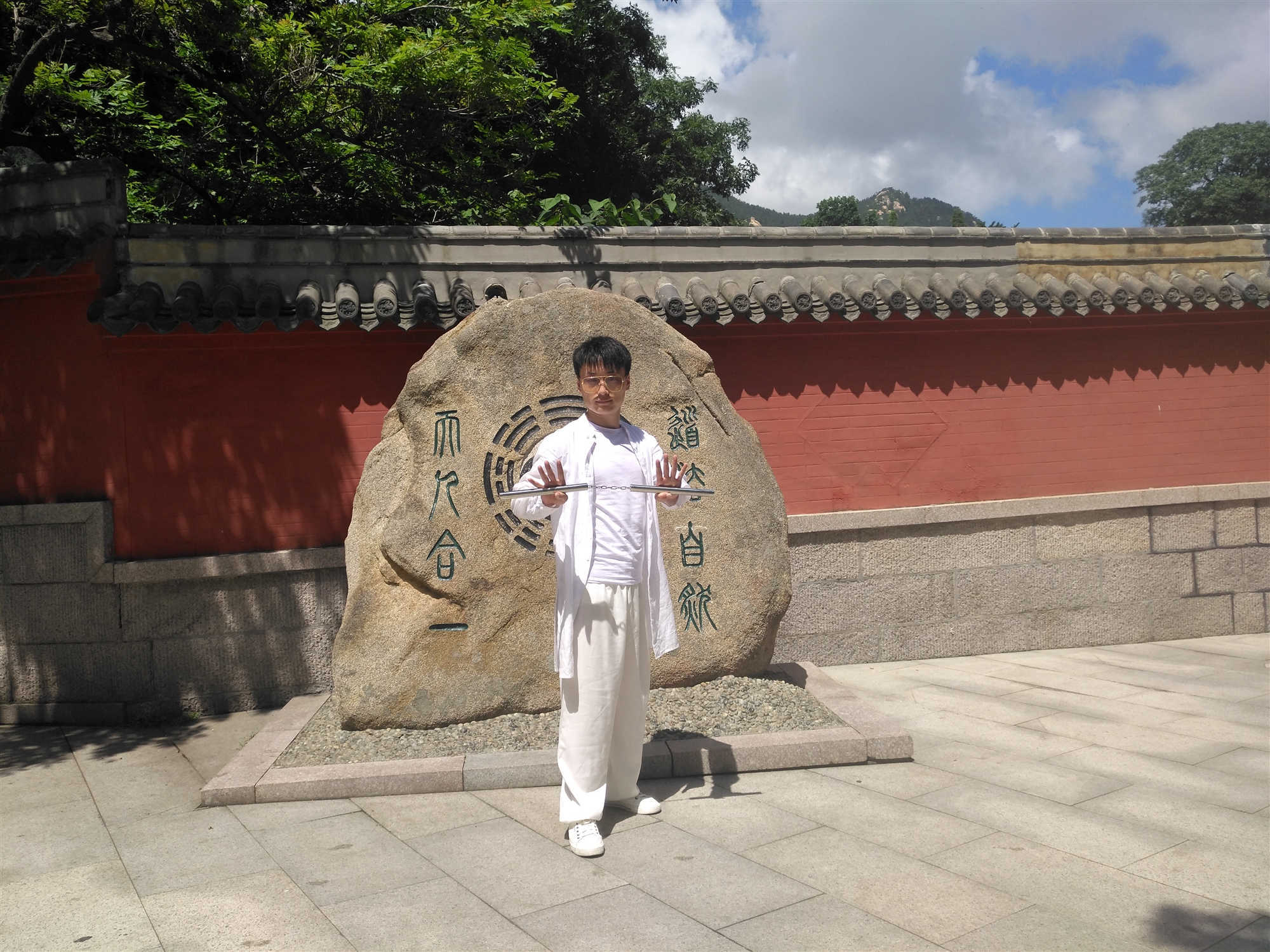 李世杰现身青岛崂山拍摄新代言双节棍冠军棍王