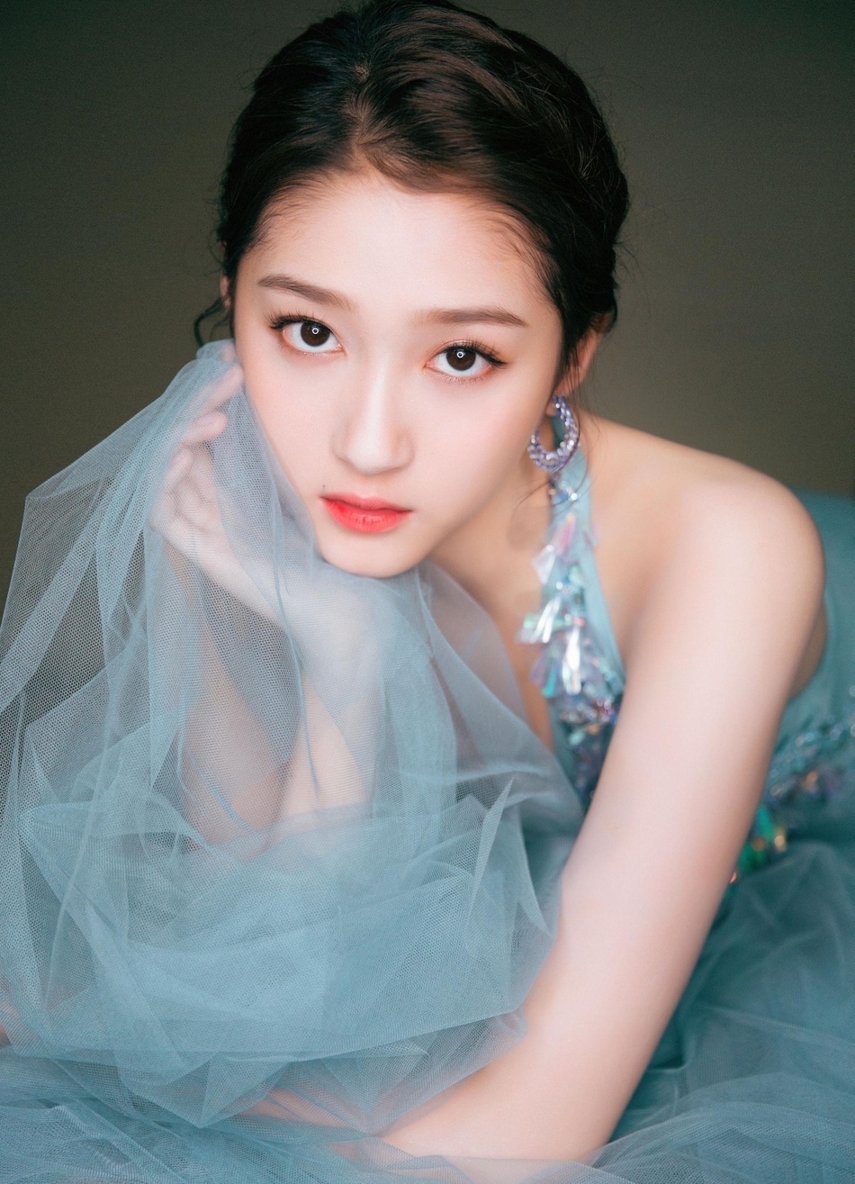 关晓彤珊瑚蓝色薄纱长裙点缀浪漫星光飘逸灵动满满的少女力