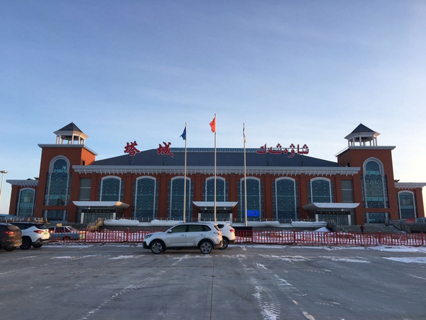 地区:新源县 那拉提机场位于新疆维吾尔自治区新源县县城东郊阔尔墩