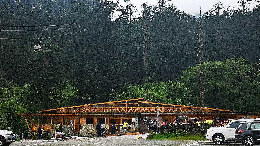 海螺沟冰川又称一号冰川,全长14.