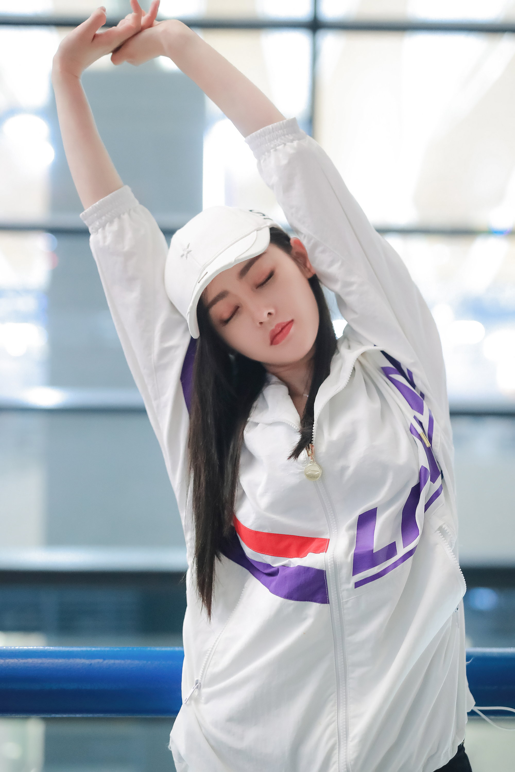 张天爱运动风现身机场 开启西甲之旅