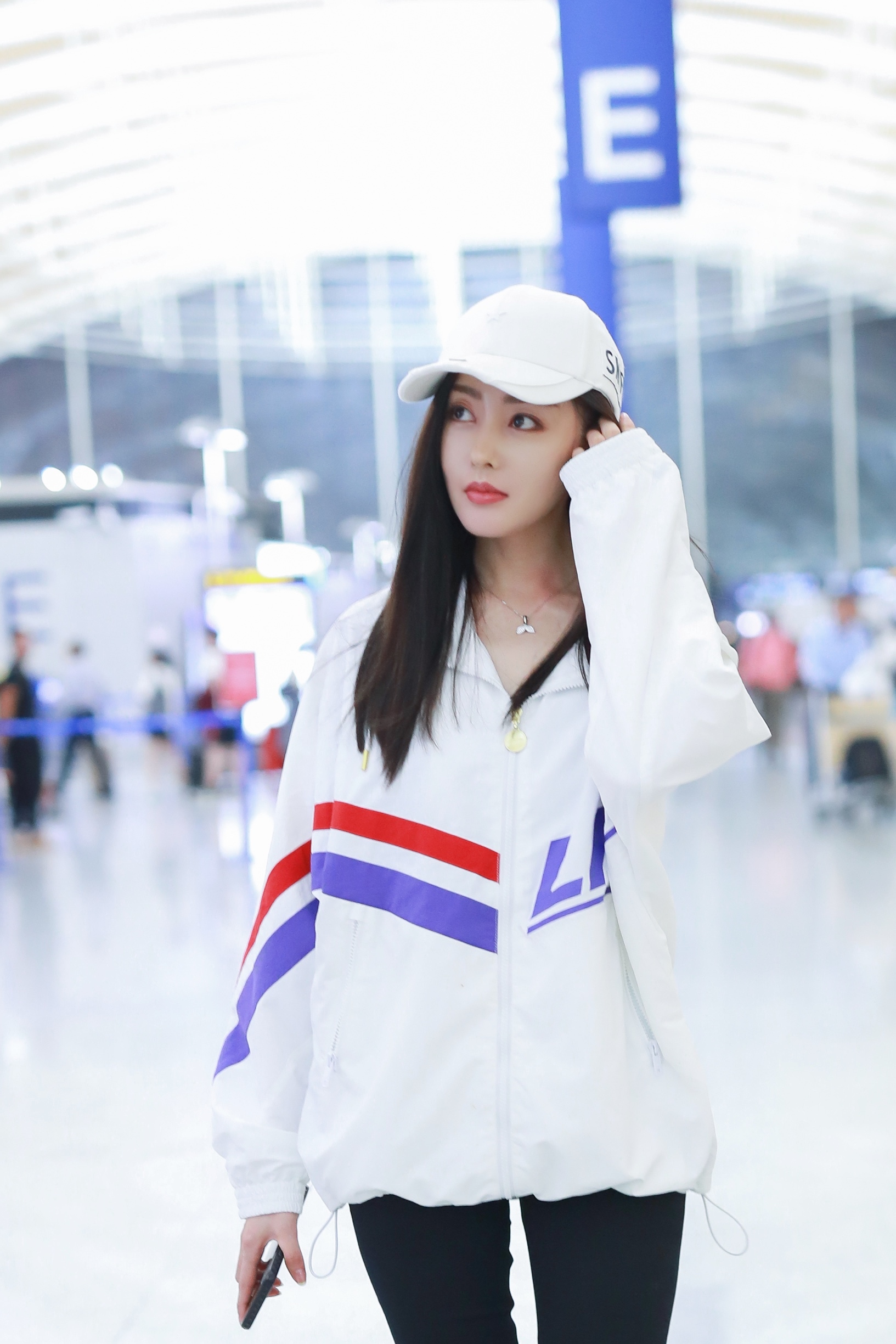 张天爱运动风现身机场 开启西甲之旅