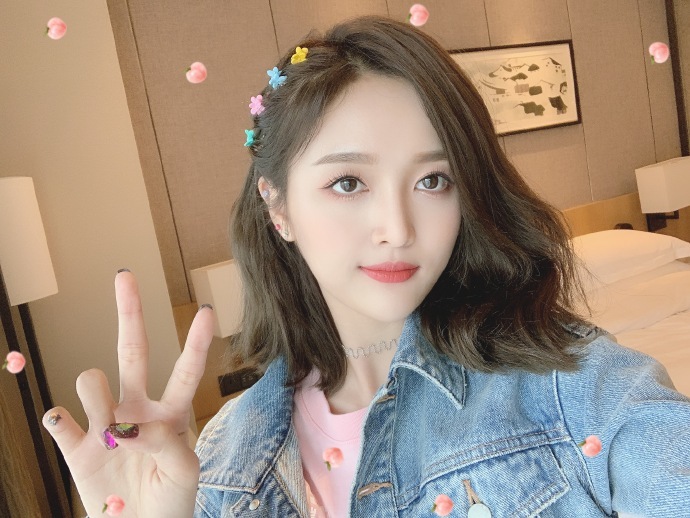 火箭少女吴宣仪微博晒出近日自拍照,这颜值不得了了,赶紧娶了吧