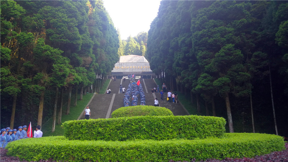 陵園是為了緬懷老一輩無產階級革命家創建井岡山革命根據地的豐功偉績