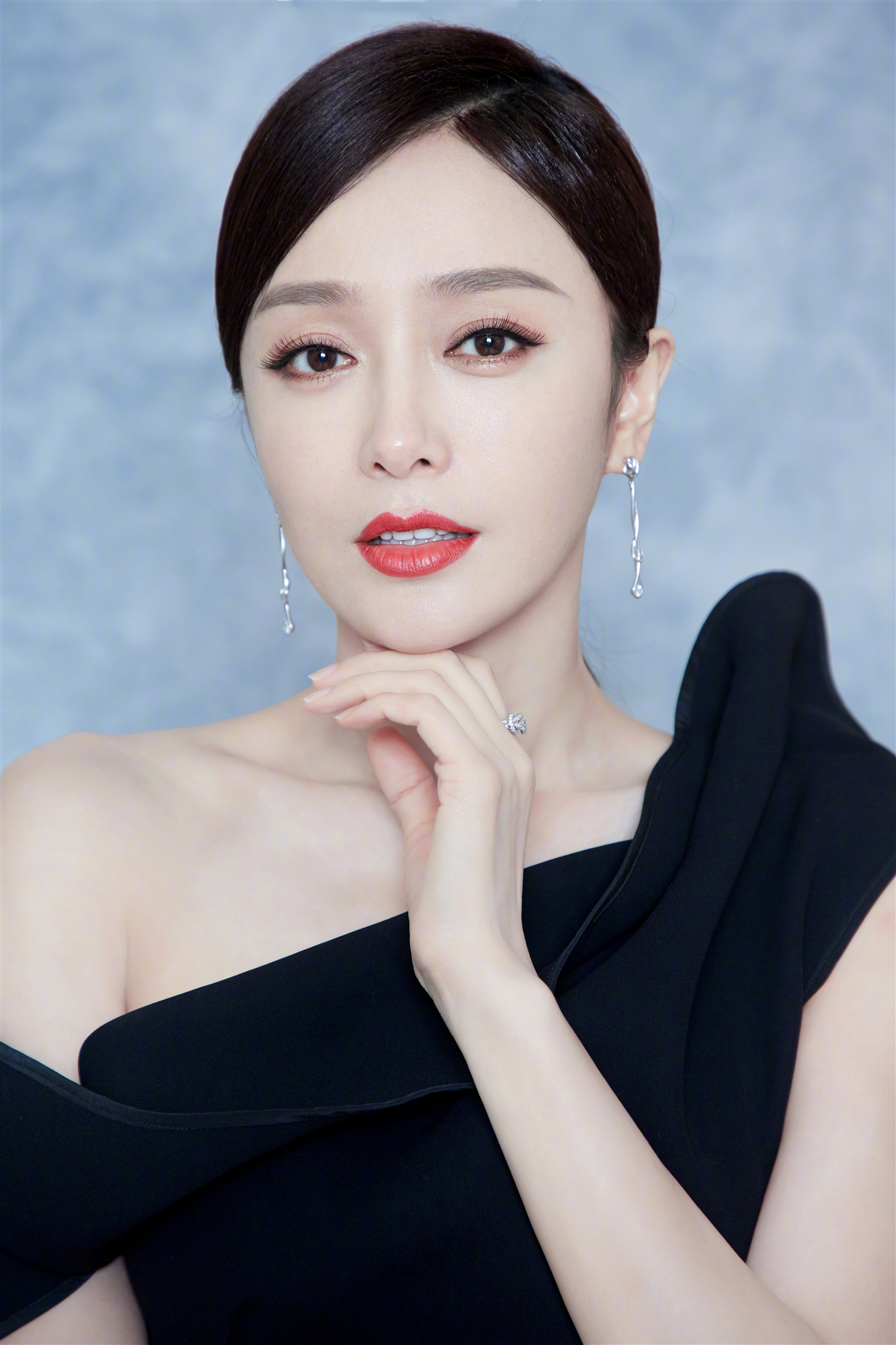 秦岚一袭露肩黑色连衣裙出席活动红唇潋滟气场十足简单大气