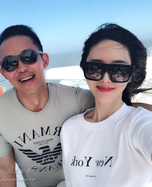 52岁侯勇的32岁娇妻近照曝光,婀娜多姿肤白貌美,不输圈内女明星