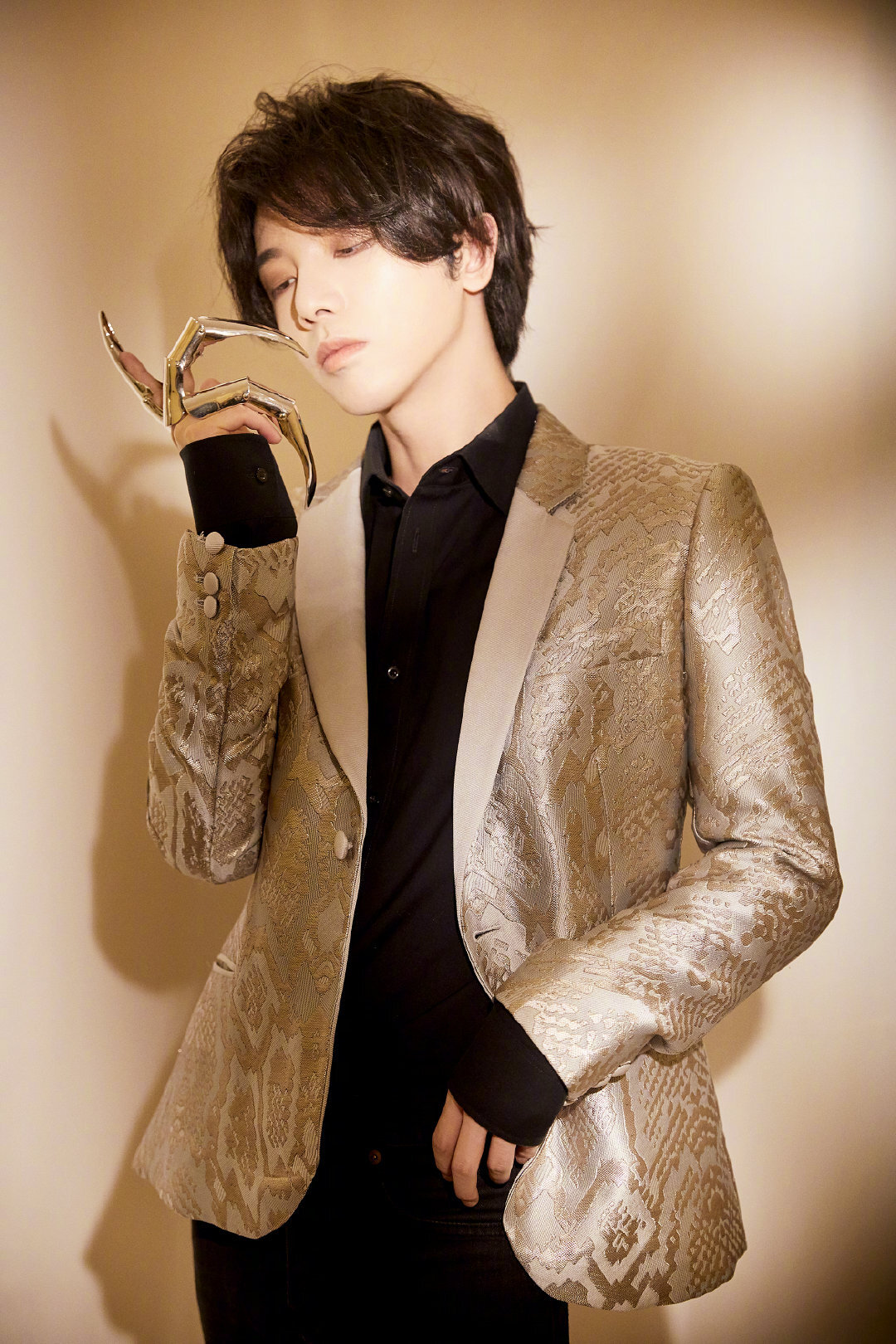 华晨宇华丽银白刺绣西装搭配复古墨镜金属指套摇滚又劲酷绅士