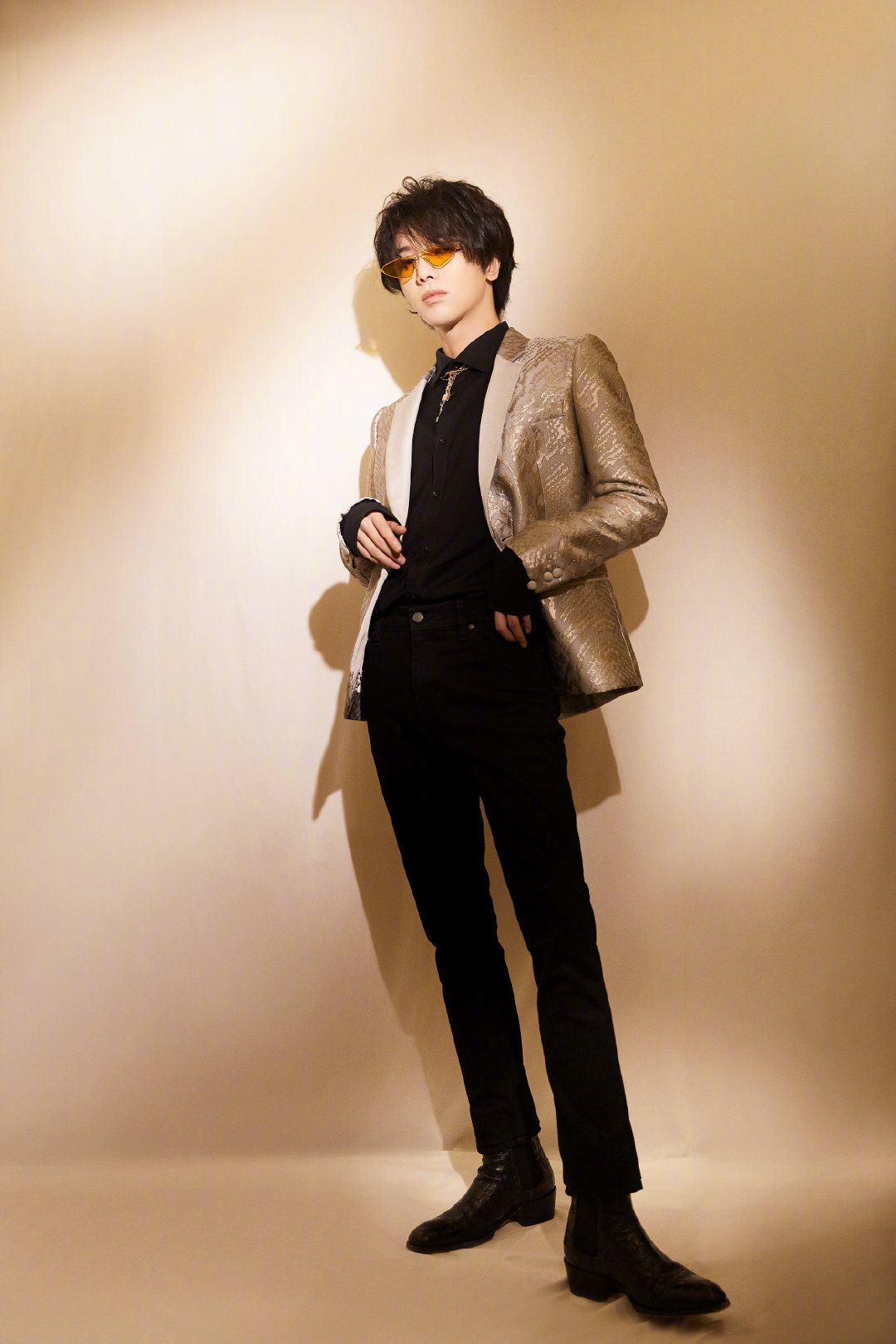 华晨宇华丽银白刺绣西装搭配复古墨镜金属指套摇滚又劲酷绅士