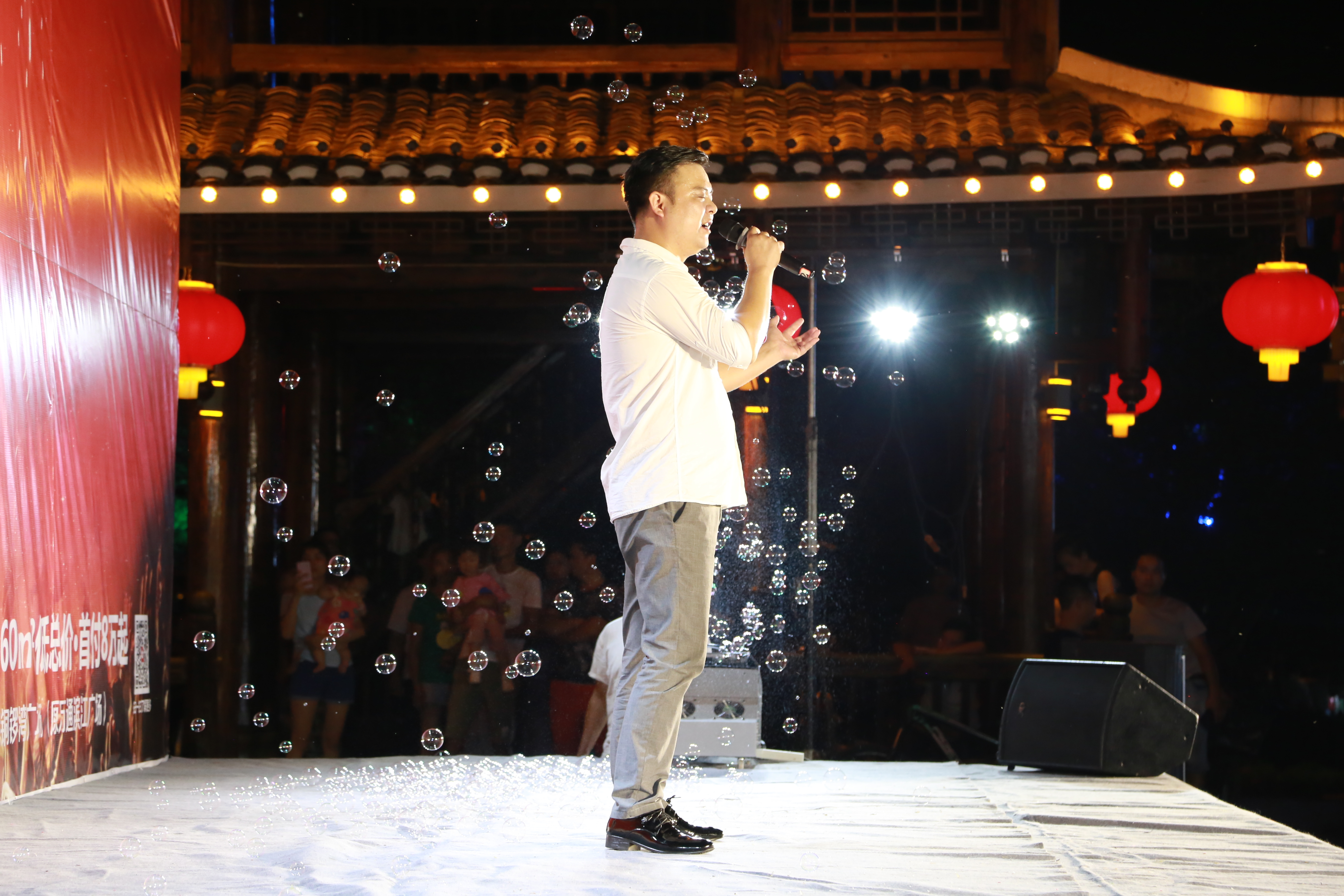 华语歌手罗耀辉受邀参加由怀化香港铜锣湾广场举办的 "铜锣湾之夜歌手