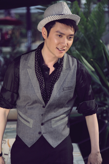 赵丽颖超可爱,被冯绍峰接机连蹦带跳上车,冯绍峰贴心拿包秀恩爱