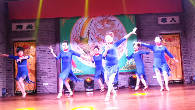 拉丁舞受到很多观众的喜欢请欣赏她们表演的拉丁舞恰恰恰