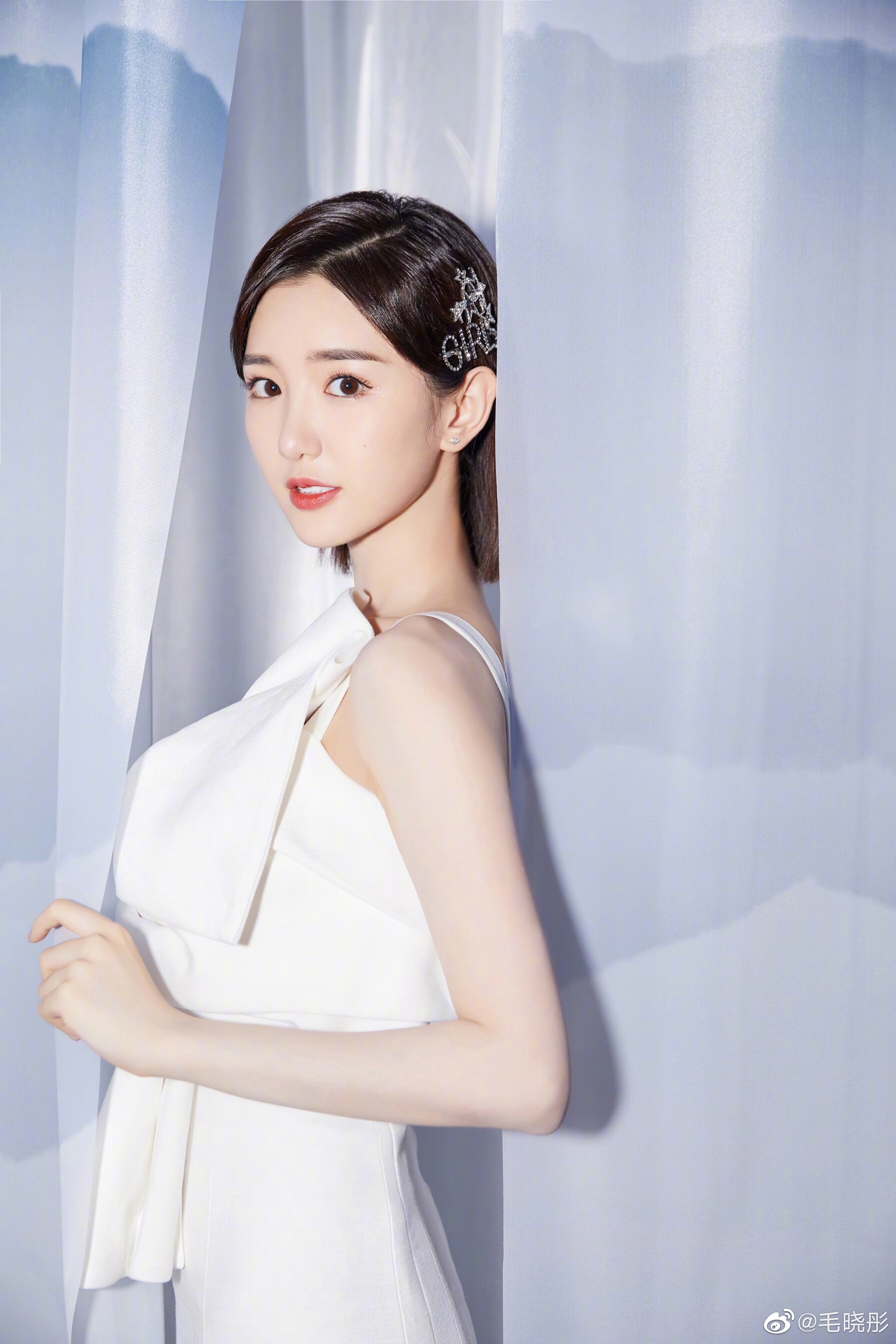 毛晓彤人鱼妆搭配橘调口红亮片点缀锁骨整体造型温柔饱含灵动