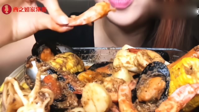 美女吃海鲜烧烤大拼盘看着很诱人