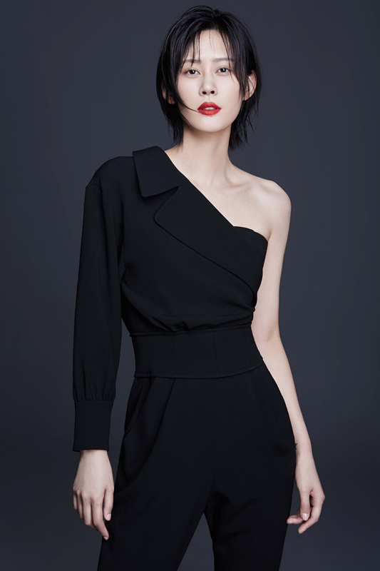 打开凤凰新闻,查看更多高清图片近日,那广子一组质感时尚大片曝光,身