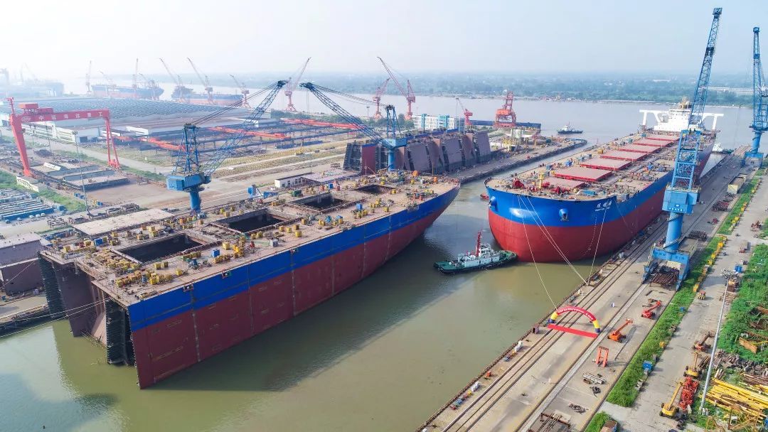 扬州中远海运第五艘40万吨矿砂船顺利下水
