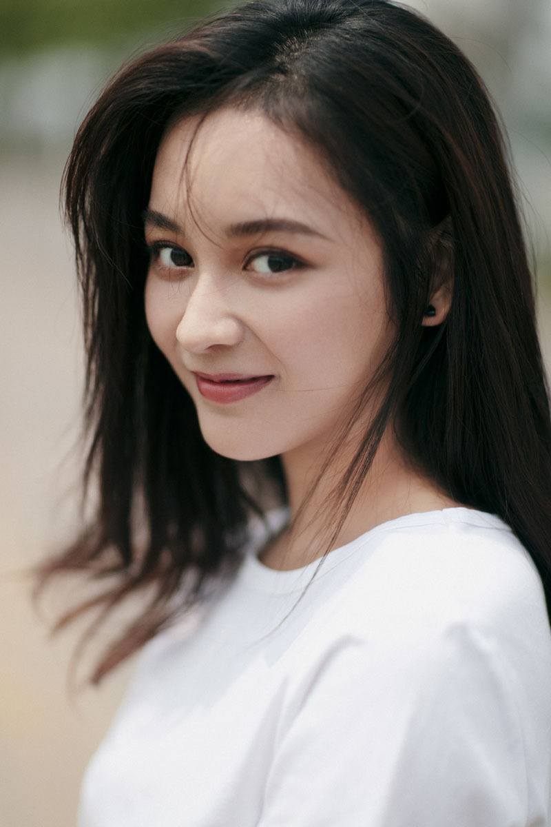 女演员王一菲清新养眼户外写真