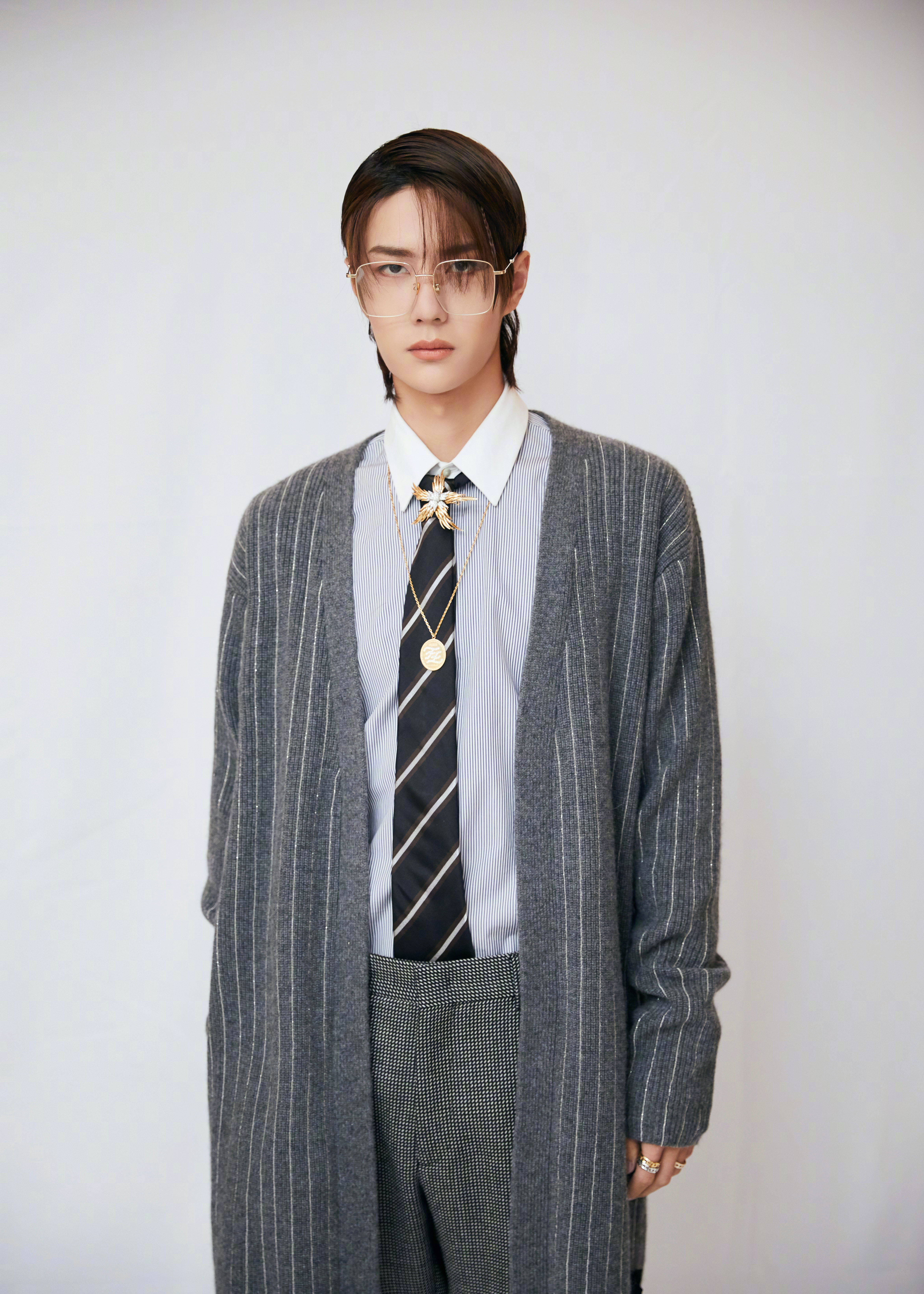 王一博一头顺发和金丝眼镜质感的灰色系look酷盖变身乖巧学生