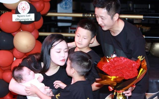 拳王邹市明官宣三胎得子,小儿子正面照曝光