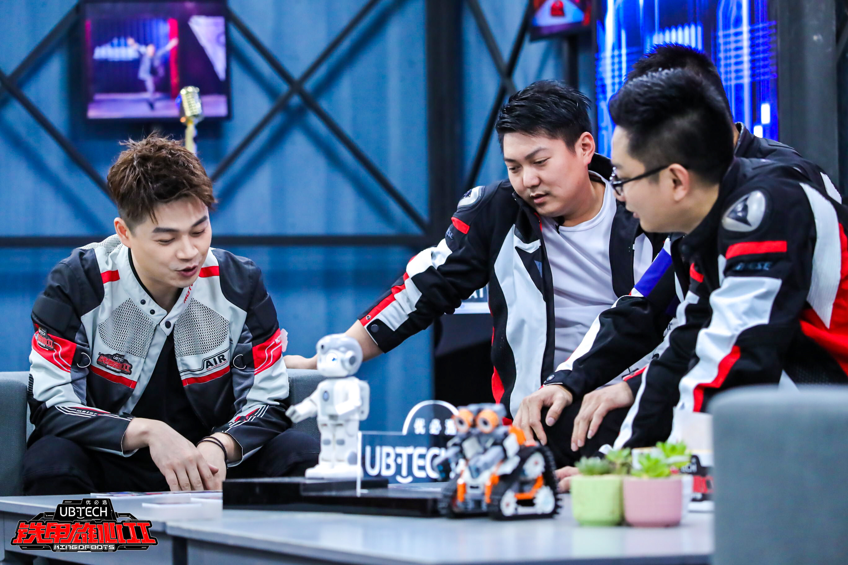 《铁甲雄心》平民铁甲梦感动全场 用梦想的力量点燃激情