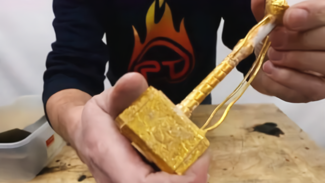 有钱任性老外熔化1000克黄金做出纯金雷神之锤