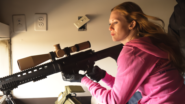 美国女兵扛起比自己还大的狙击枪1000米射杀目标指哪打哪