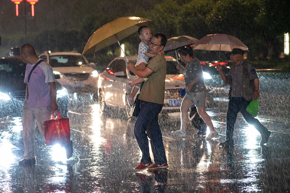 西安傍晚突降大雨,晚歸市民措手不及,許多路人淋成