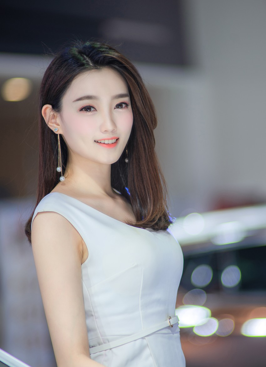 网络走红的温柔车模刘诗琪曲线完美还可爱