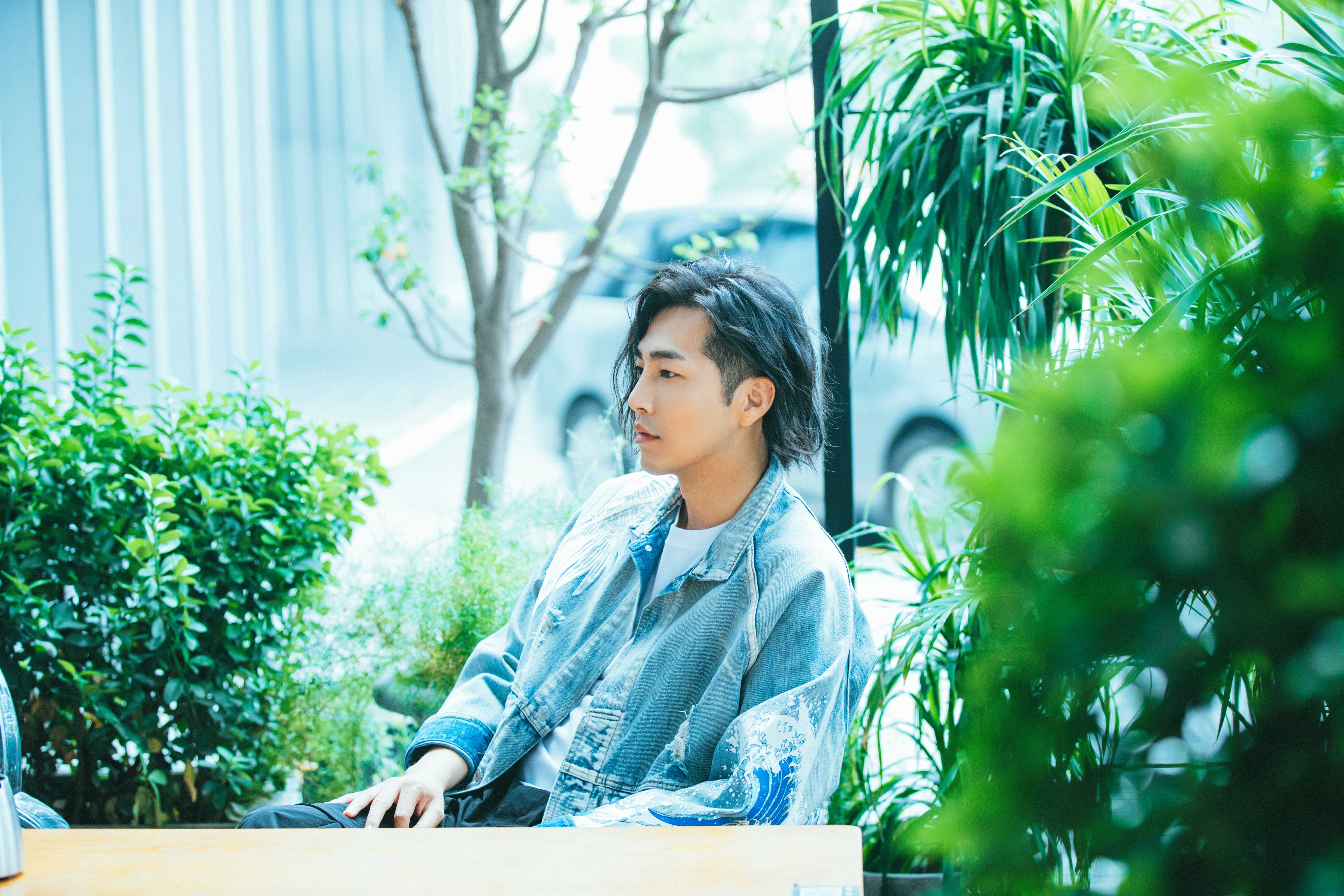 邹廷威街拍大片曝光 帅气随性诠释街头趣味