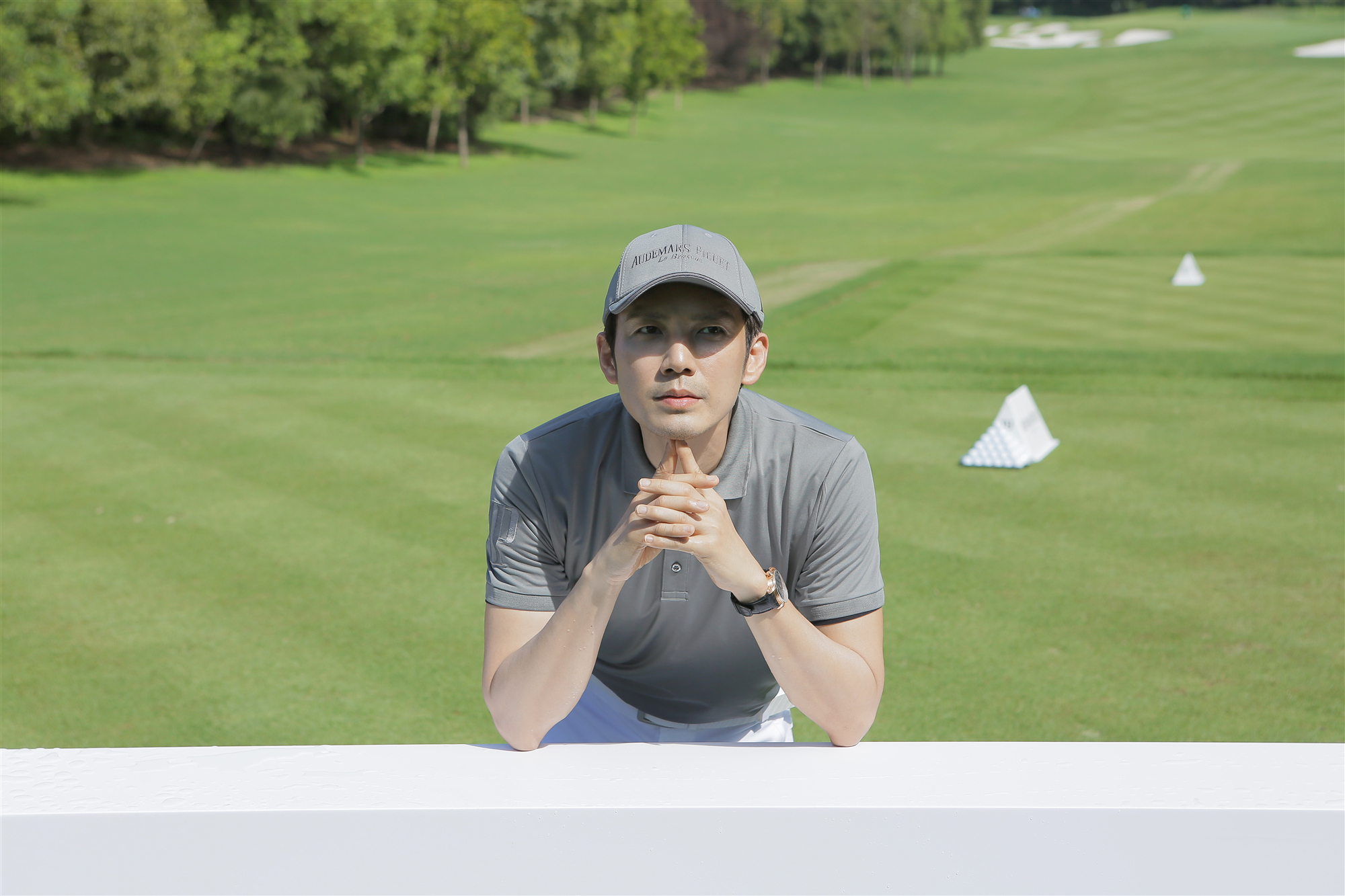 钟汉良品牌活动西装look精致绅士 展现超强运动技能__凤凰网