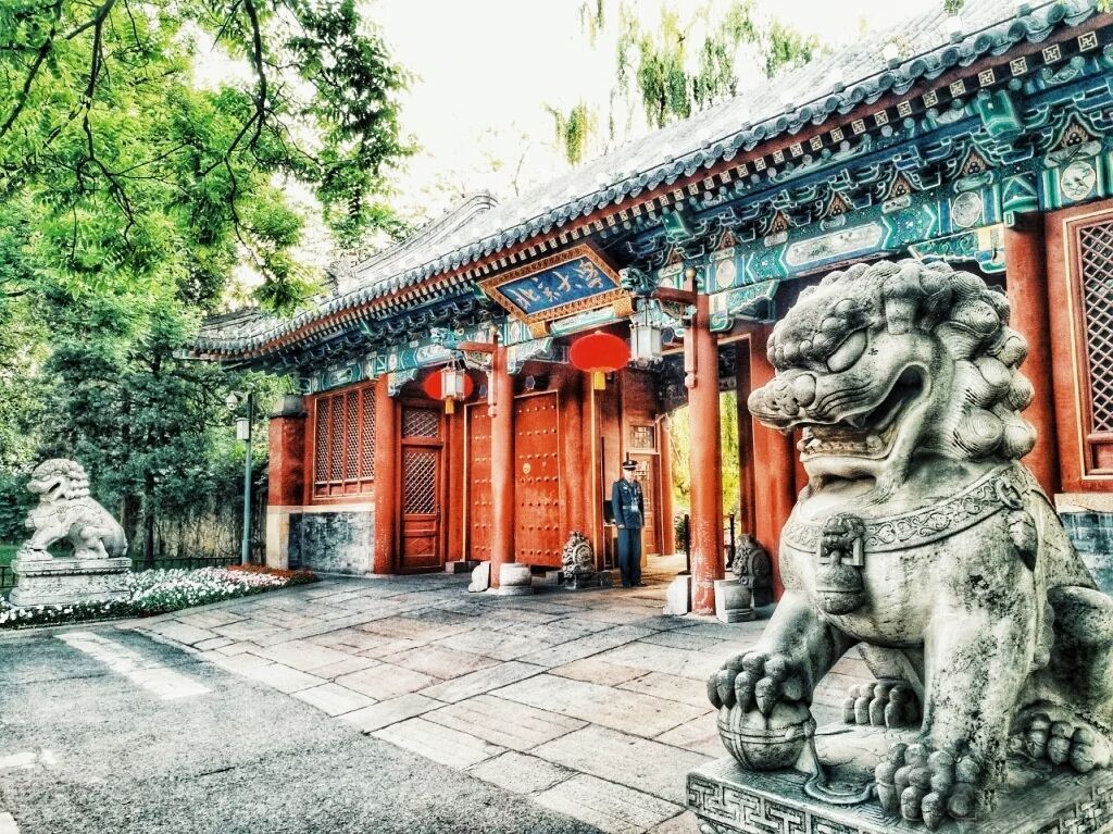 气儿,整个校园都格外有皇家建筑的味道;也可能是博雅塔边未名湖的忧愁