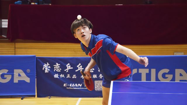 来自曹燕华乒校的帅气小伙彭飞龙打球有灵气手感好轻取对手