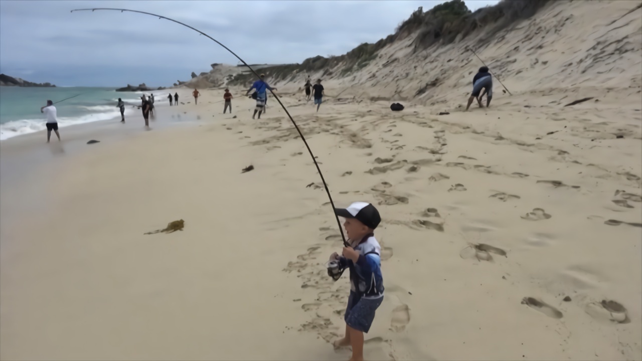 3岁小孩沙滩上战6kg大鱼看来钓鱼也要从娃娃抓起啊