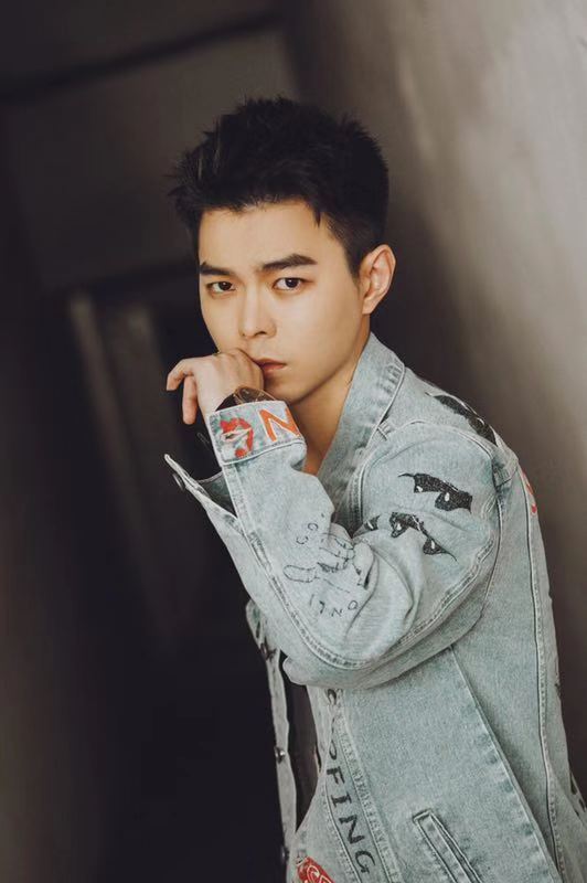 写真曝光,《老酒馆》剧外蔡荣诠释什么是"国潮青年"__凤凰网