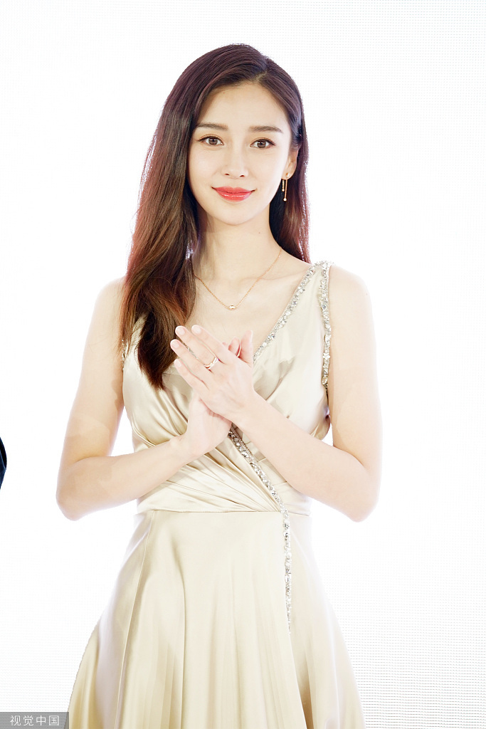 angelababy金色丝缎礼服出席活动美艳动人