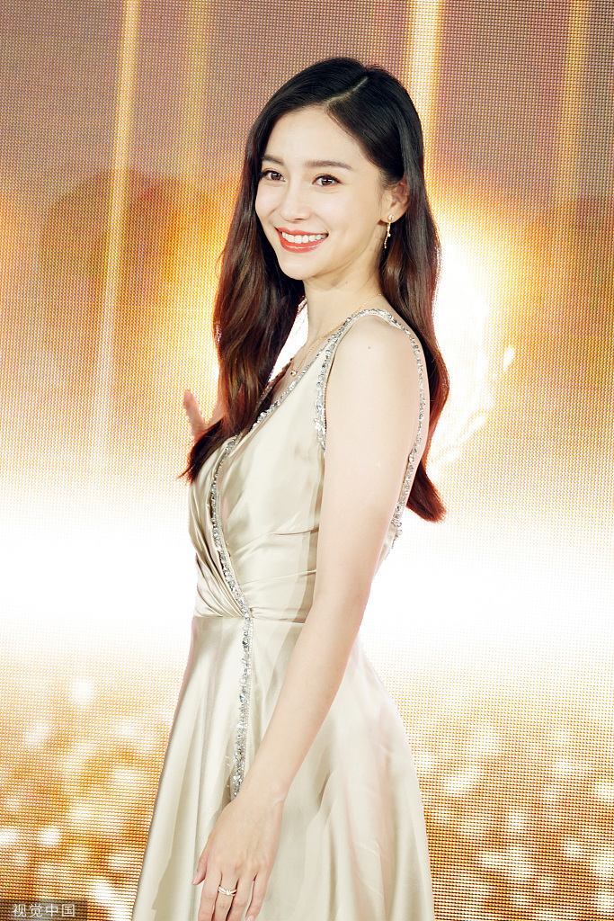 angelababy金色丝缎礼服出席活动美艳动人