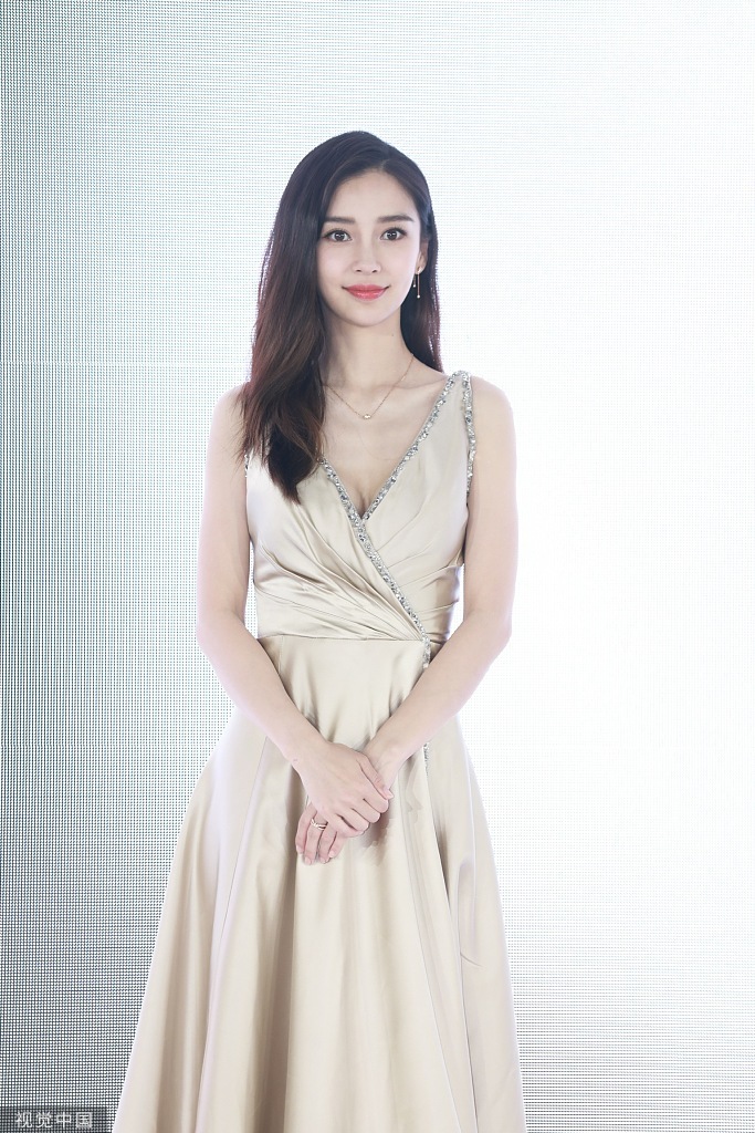 angelababy金色丝缎礼服出席活动美艳动人__凤凰网