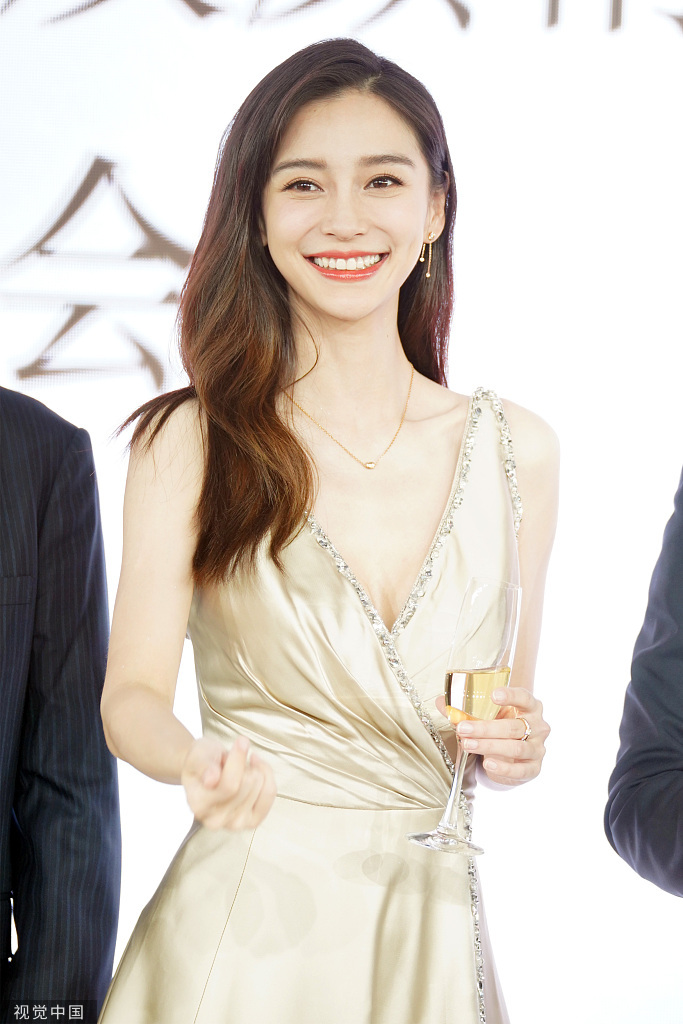 angelababy金色丝缎礼服出席活动美艳动人