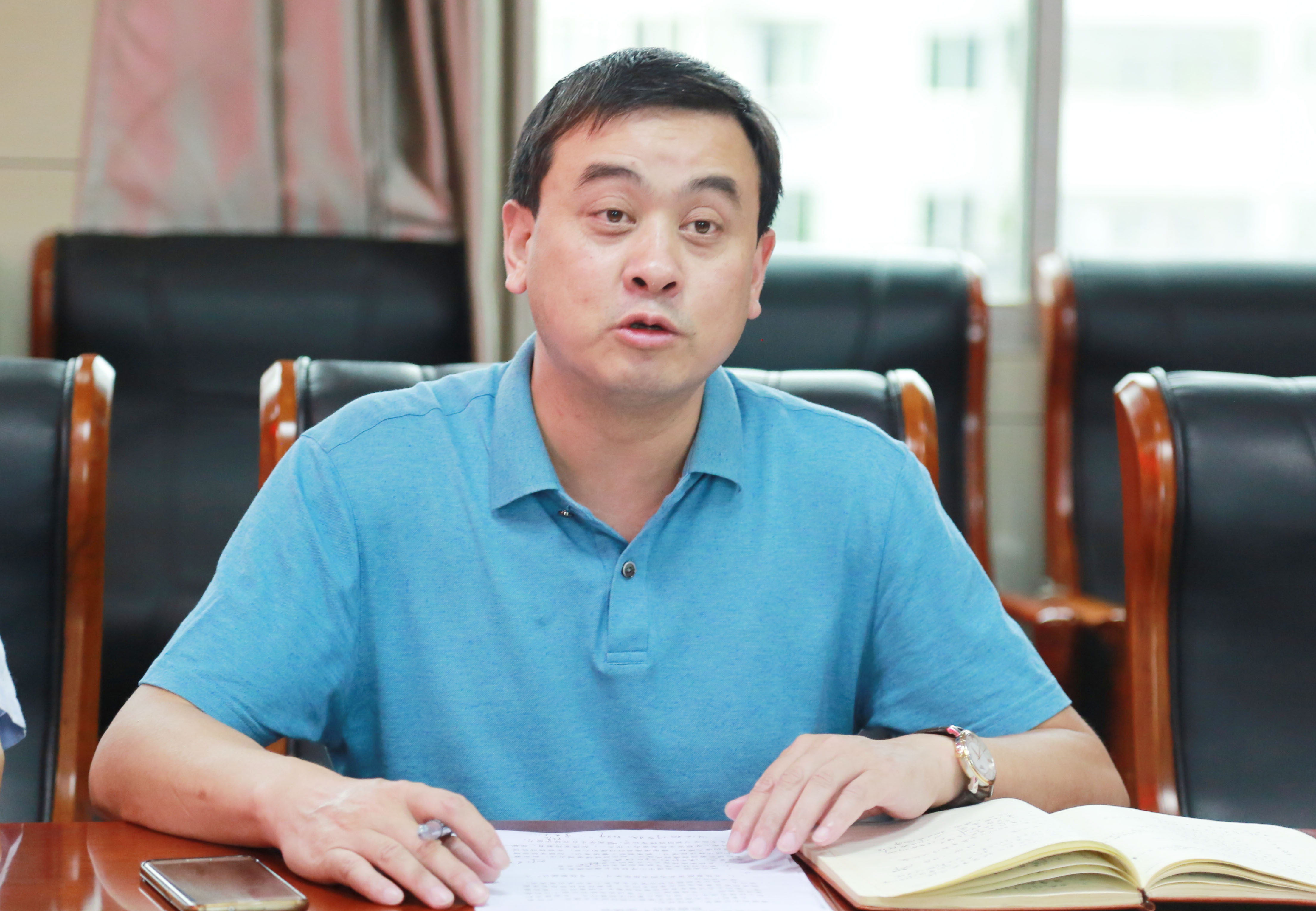 最后,县教体科技局局长李振国代表全体教职员工做了表态发言,表示会后