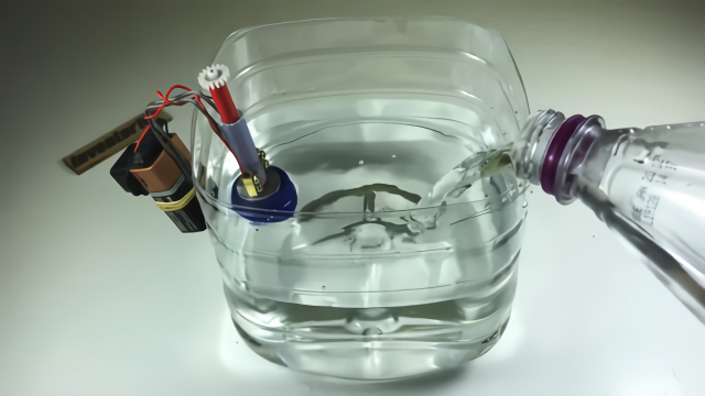 自制实用的水位警报器,动手能力真厉害!