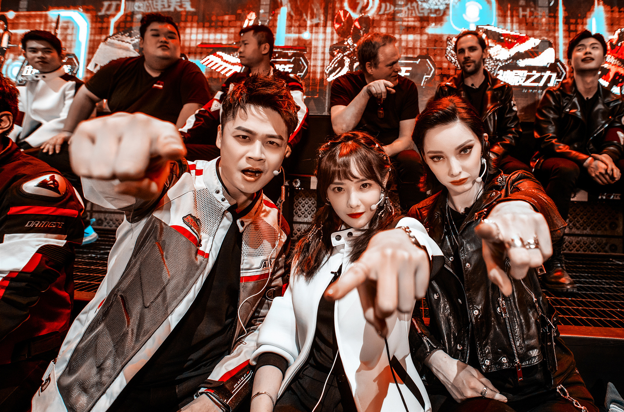 朱容君《铁甲雄心2》守护队友初心 拥抱送别"小恐龙"__凤凰网