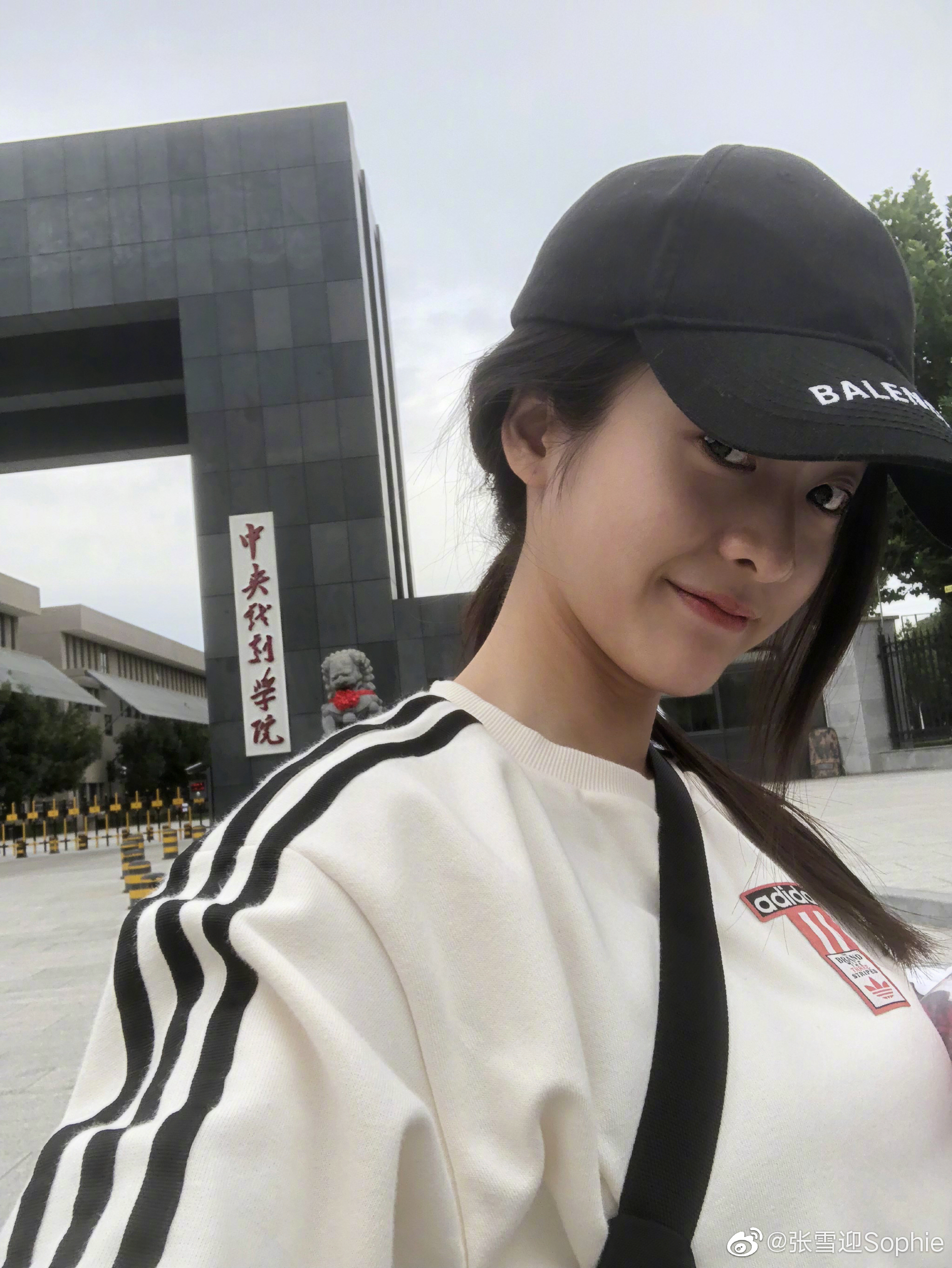 张雪迎中戏开学回归校园生活 感慨学生时代美好__凤凰网