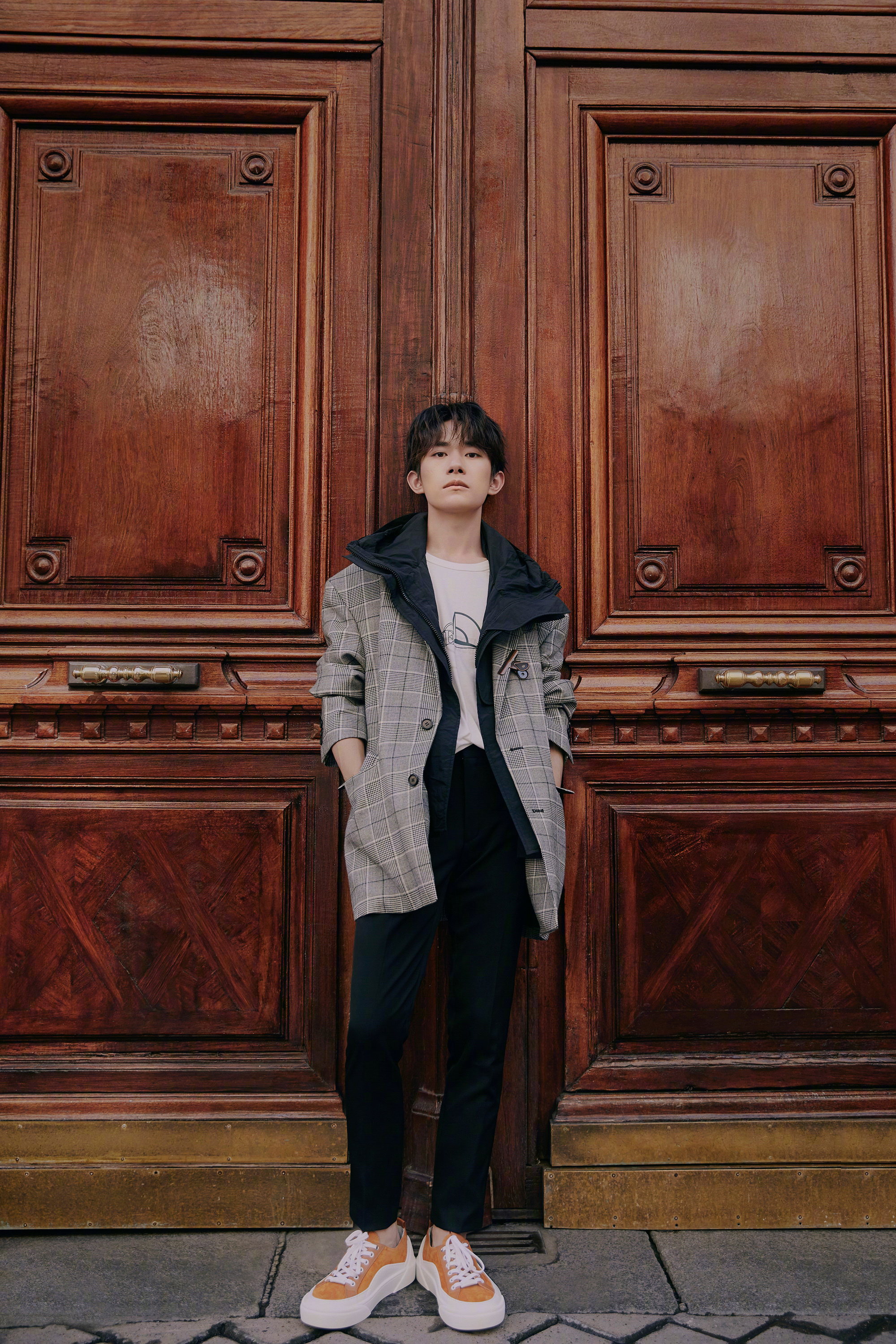 易烊千玺巴黎河畔街头个人时装秀自然舒服带着几分文艺气息