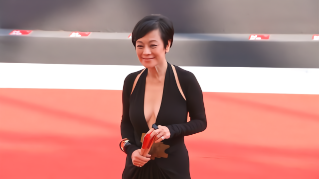 张艾嘉现场深v舞红扇