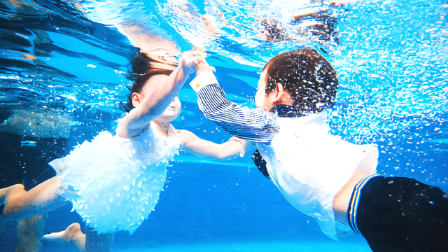 小帅哥or小美女亲子游泳池跳水,潜入水中的画面太美了超清晰