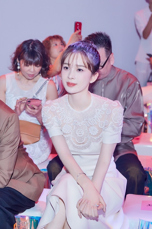 赵樱子亮相北京时装周开幕式 蕾丝白裙优雅迷人