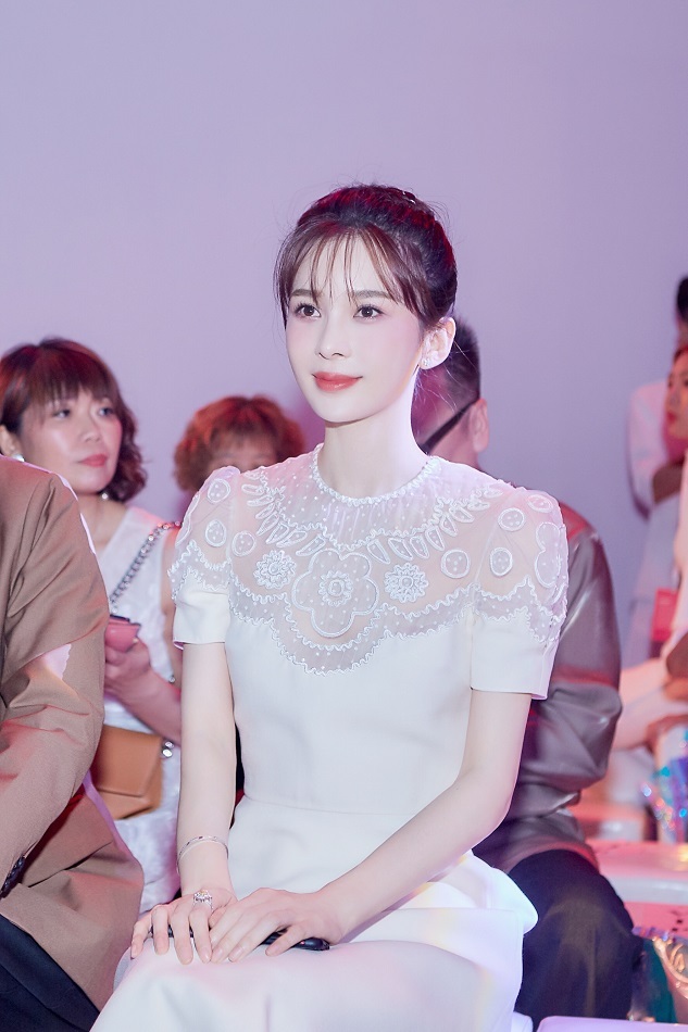 赵樱子亮相北京时装周开幕式 蕾丝白裙优雅迷人