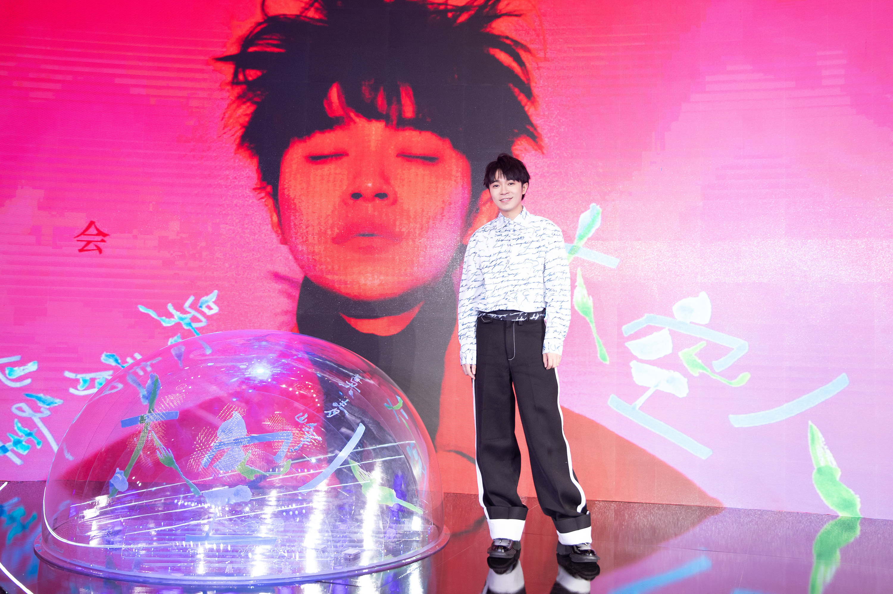 吴青峰《太空人》mv先导预告全球首播 合作艺术家悉数登台祝贺__凤凰