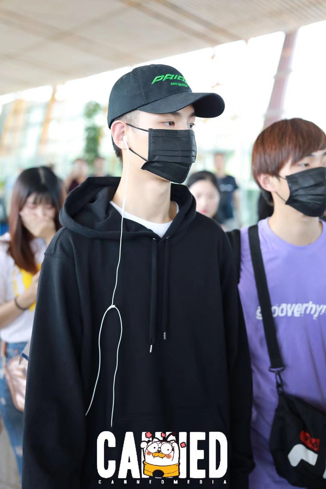 机场街拍:黄明昊穿个人品牌现身__凤凰网