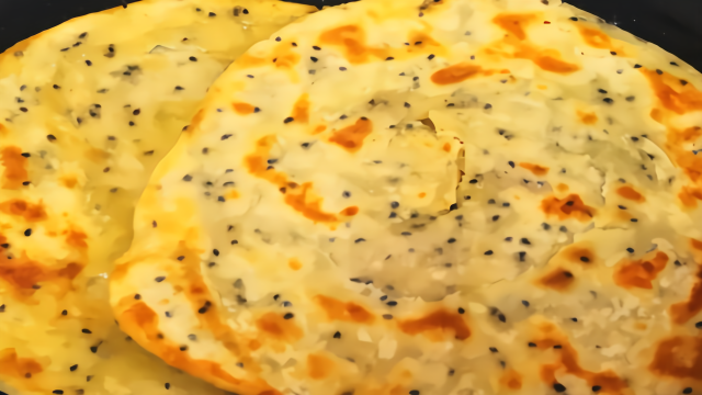 面粉别蒸馒头了教你简单做芝麻胡油饼酥软甜香又多层真好吃