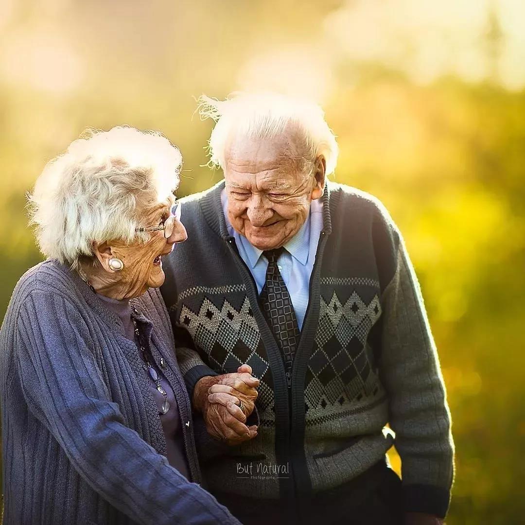 爆红网络的油画风祖孙写真,实在是太温暖人心了!